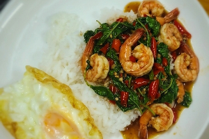 ข้าวกะเพรากุ้ง