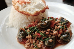 ข้าวกะเพราไข่เยี่ยวม้า+หมูสับ