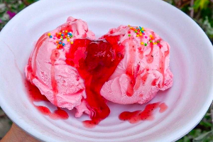 ไอติมสตอเบอรี่ราดซอสสตอเบอรี่