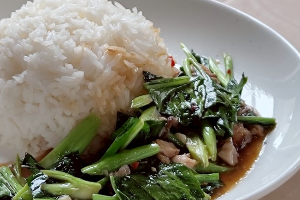 ผัดคะน้า(ราดข้าว)