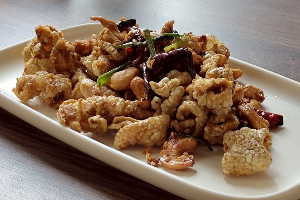 หนังไก่ผัดเม็ดมะม่วง