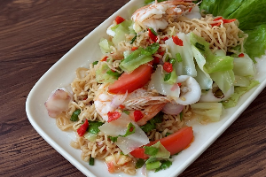 ยำมาม่าทะเล(กุ้ง+ปลาหมึก)
