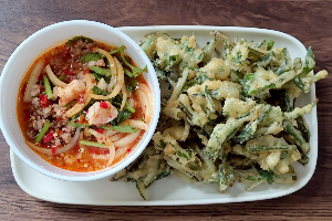 ยำผักบุ้งกรอบ
