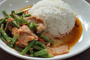 พริกแกงถั่วฝักยาว(ราดข้าว)