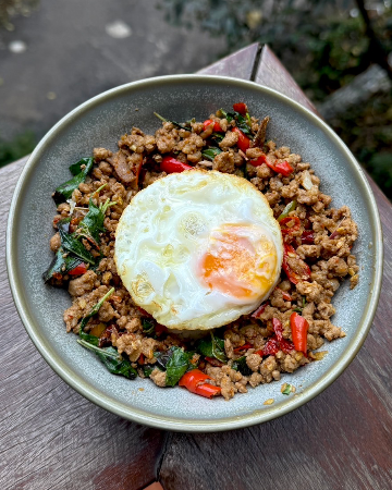 ข้าวกะเพราหมูสับไข่ดาว / Pat Kra Praow