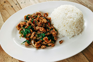ข้าวผัดกะเพรา (Pad Kra Pao)