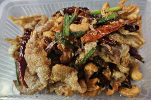 เนื้อไก่+หนังไก่ ผัดเม็ดมะม่วง