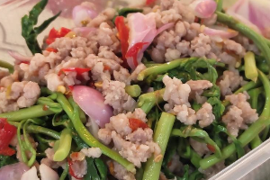 ยำผักกระเฉดหมูสับ