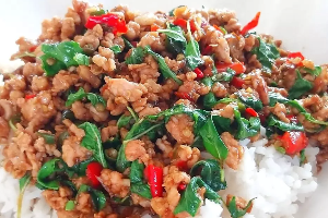 ผัดกะเพราราดข้าว
