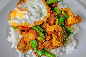 ผัดพริกแกงราดข้าว