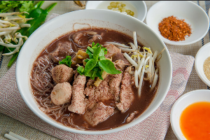ก๋วยเตี๋ยวเรือหมู	គុយទាវទឹកខ្មៅសាច់ជ្រូក 	Black Soup Boat Noodle with Pork