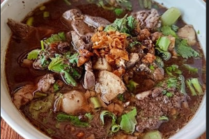 เกาเหลาเรือหมู	ស៊ុបទឹកខ្មៅសាច់ជ្រូក 	Black Soup Boat Kaolao with Pork