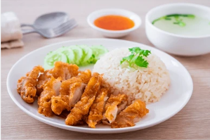 ข้าวมันไก่ทอด បាយ​ខ្លាញ់​មាន់បំពង	Oily Rice Fried Chicken
