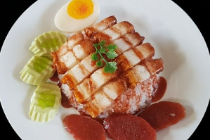 ข้าวหมูกรอบ	បាយ​សាច់ជ្រូកបីជាន់បំពង	Rice with Crispy Pork Belly