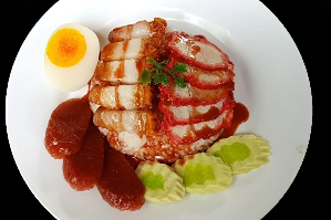 ข้าวหมูแดงหมูกรอบ	បាយ​សាច់ជ្រូកក្រហមពីរមុខ	Rice with Crispy and BBQ Red Pork