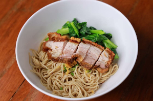 บะหมี่หมูกรอบ	មីលឿងសាច់ជ្រូកបីជាន់បំពង	Yellow Noodle with Crispy Pork Belly
