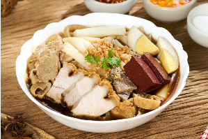 ก๋วยจั๊บหมูกรอบ	គួយចាប់សាច់ជ្រូកបំពង	Kuay Jab with Crispy Pork Belly
