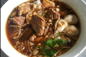 ก๋วยเตี๋ยวเรือเนื้อตุ๋น	គុយទាវទឹកខ្មៅសាច់គោ	Black Soup Boat Noodle with Beef