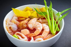 ก๋วยเตี๋ยวเย็นตาโฟทะเล	គុយទាវយិនតាហ្វូគ្រឿងសមុទ្រ	Yentafo Noodle with Seafood 