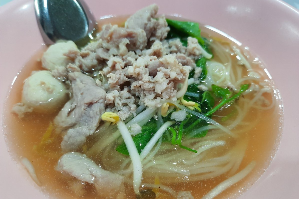 ก๋วยเตี๋ยวหมูน้ำใส	គុយទាវសាច់ជ្រូកទឹកថ្លា	Clear Soup Noodle with Pork