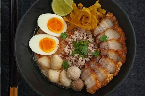เกาเหลาต้มยำหมูกรอบ	ស៊ុបតុំយ៉ាំសាច់ជ្រូកបីជាន់បំពង	Tomyum  Kaolao with Crispy Pork Belly 