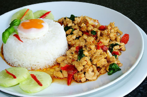 ข้าวราดผัดกะเพราไก่ไข่ดาว	បាយ​ឆាម្រះព្រៅសាច់​មាន់ស៊ុត​ចៀន	Rice with Stir Fried Basil with Chicken and Fried Egg