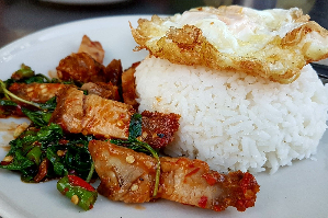 ข้าวราดผัดกะเพราหมูกรอบไข่ดาว	បាយ​ឆាម្រះព្រៅសាច់ជ្រូកបំពងស៊ុត​ចៀន	Rice with Stir Fried Basil with Crispy Pork and Fried Egg