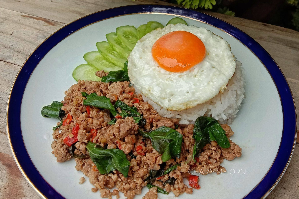 ข้าวราดผัดกะเพราเนื้อไข่ดาว	បាយ​ឆាម្រះព្រៅសាច់គោ ស៊ុត​ចៀន	Rice with Stir Fried Basil with Beef and Fried Egg