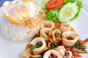 ข้าวราดผัดกะเพราปลาหมึกไข่ดาว	បាយ​ឆាម្រះព្រៅមឹក ស៊ុត​ចៀន	Rice with Stir Fried Basil with  Squid and Fried Egg