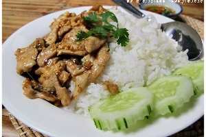 ข้าวราดไก่กระเทียม	បាយ​សាច់​មាន់ឆាខ្ទឹមស	Rice with Stir Fried Garlic Chicken