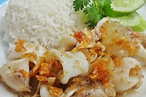 ข้าวราดปลาหมึกกระเทียม	បាយ​មឹកឆាខ្ទឹមស	Rice with Stir Fried Garlic Squid