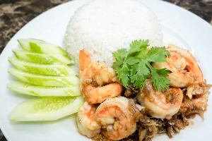 ข้าวราดกุ้งกระเทียม	បាយ​បង្គាឆាខ្ទឹមស	Rice with Stir Fried Garlic Shrimp