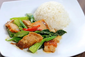 ข้าวราดผัดคะน้าหมูกรอบ	បាយ​សាច់ជ្រូកបំពងឆាខាត់ណា	Rice with Stir Fried Kale and Crispy Pork