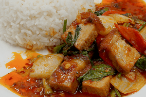 ข้าวผัดพริกเผาหมูกรอบ 	បាយ​សាច់ជ្រូកបីជាន់បំពងឆាម្ទេសឆា	Rice with Stir Fried Chilli Paste Crispy Pork