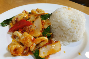 ข้าวผัดพริกเผาทะเล 	បាយ​គ្រឿងសមុទ្រឆាម្ទេសឆា	Rice with Stir Fried Chilli Paste Seafood