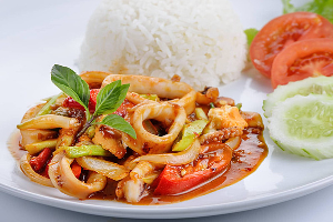 ข้าวผัดพริกเผาปลาหมึก 	បាយមឹកឆាម្ទេសឆា	Rice with Stir Fried Chilli Paste Squid
