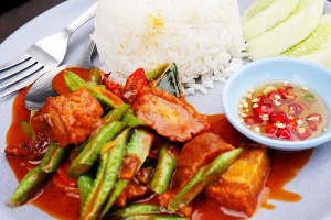 ข้าวผัดพริกแกงหมูกรอบ 	បាយ​សាច់ជ្រូកបីជាន់បំពងឆាម្សៅការីក្រហម	Rice with Stir Fried Red Curry Paste Crispy Pork