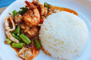 ข้าวผัดพริกแกงผัดพริกแกงทะเล 	បាយ​គ្រឿងសមុទ្រឆាម្សៅការីក្រហម	Rice with Stir Fried Red Curry Paste Seafood