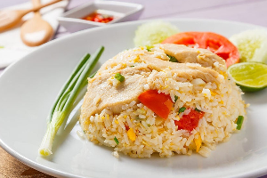 ข้าวผัดไก่	បាយ​ឆាសាច់​មាន់	Chicken Fried Rice