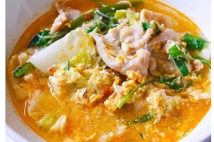 สุกี้น้ำหมู	ស៊ូគីស៊ុបសាច់ជ្រូក	Sukiyaki Soup with Pork