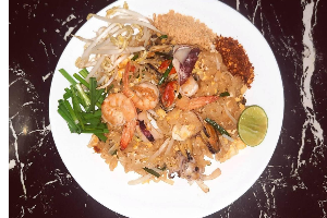 ผัดไทยทะเล	ប៉ាតថៃគ្រឿងសមុទ្រ	Pad Thai with Seafood