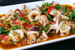 ผัดกะเพราปลาหมึกเป็นกับ	​ឆាម្រះព្រៅមឹក (ម្ហូប​)	Stir Fried Basil with  Squid 