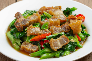 ผัดคะน้าหมูกรอบ	ឆាខាត់ណា​សាច់ជ្រូកបំពង (ម្ហូប​)	Stir Fried Kale and Crispy Pork