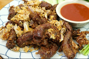 ไส้หมูทอดกระเทียม	ពោះវៀនជ្រូកបំពងខ្ទឹមស	Fried Garlic Pork Intestine 