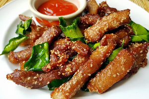 หมูแดดเดียวทอด	សាច់ជ្រូកហាលថ្ងៃបំពង	Deep Fried Sun-dried pork
