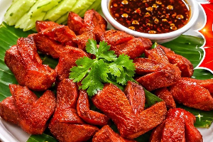 ไส้กรอกแดงทอด	សាច់ក្រកបំពង	Fried Hotdog