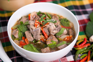 ต้มแซ่บเนื้อ	ស៊ុបហឹរសាច់គោ	Hot and Sour Soup with Beef