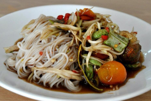 ตำซั่วขนมจีนปลาร้า	បុកនំបញ្ចុកទឹកប្រហុក	Tum Sua Kanom Jeen Fermented Fish