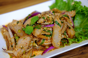 น้ำตกคอหมู	ណាមតុកសាច់ជ្រូក	Namtok Grilled Neck Pork
