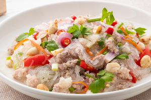 ยำวุ้นเส้นหมูสับ	ញាំមីសួរសាច់ជ្រូកចិញ្ច្រាំ	Glass noodle Spicy salad with minced pork